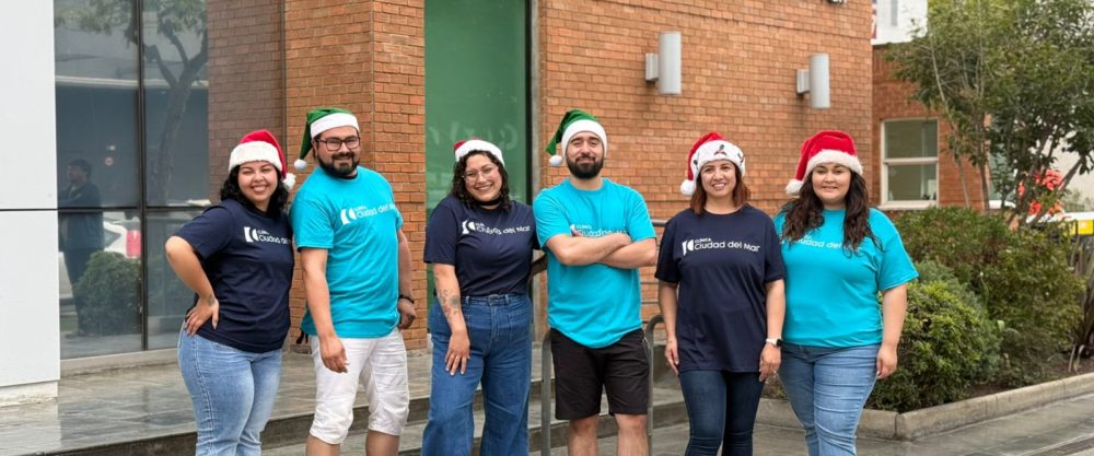 Clínica Ciudad del Mar celebra Navidad con coro itinerante y campaña de donación de libros